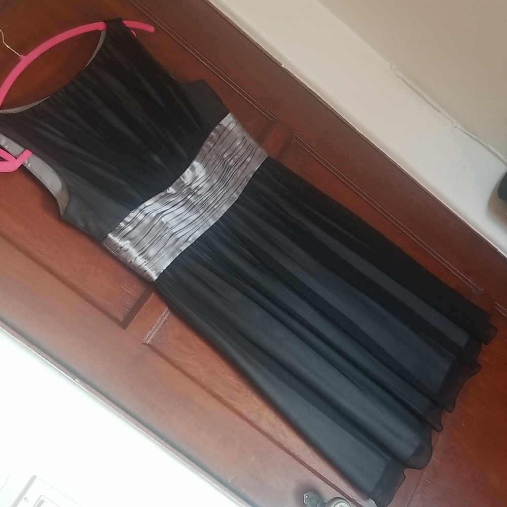 Maggy London 100% silk. Size 8.